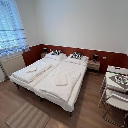 Majus 1 Vendeghaz - Torony Hotel ภายนอก รูปภาพ