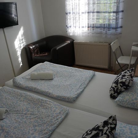 Majus 1 Vendeghaz - Torony Hotel ภายนอก รูปภาพ