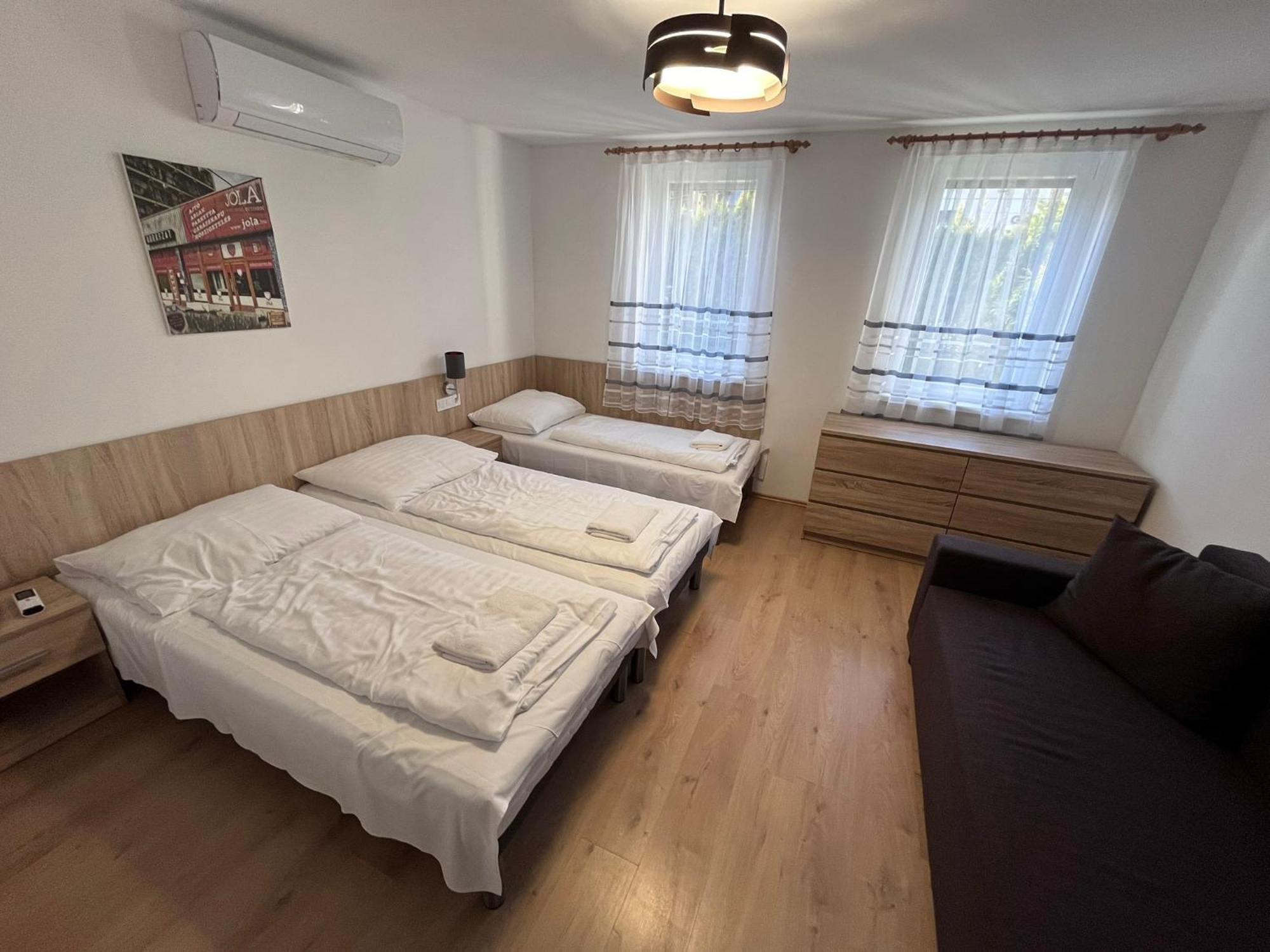 Majus 1 Vendeghaz - Torony Hotel ภายนอก รูปภาพ