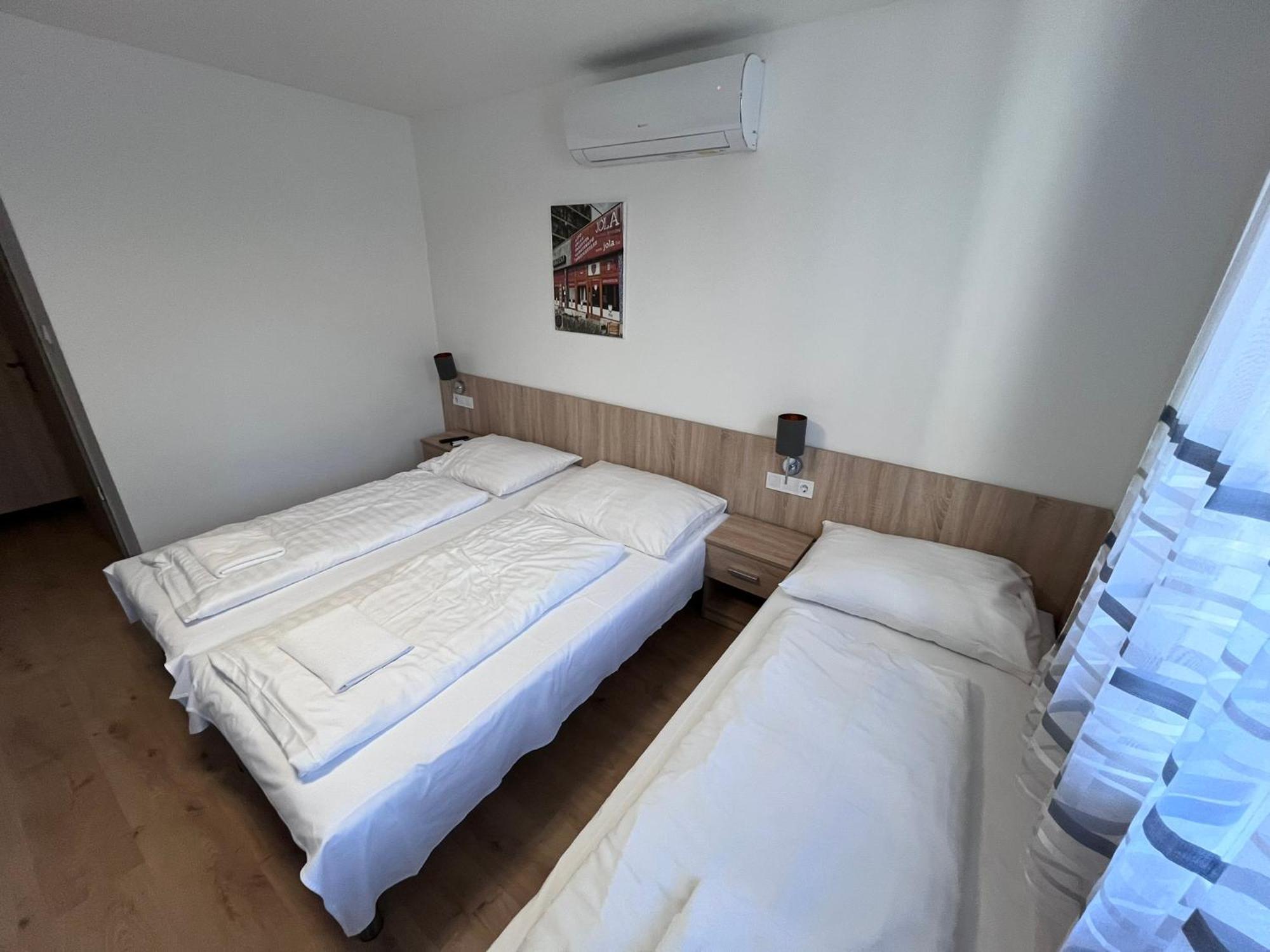 Majus 1 Vendeghaz - Torony Hotel ภายนอก รูปภาพ