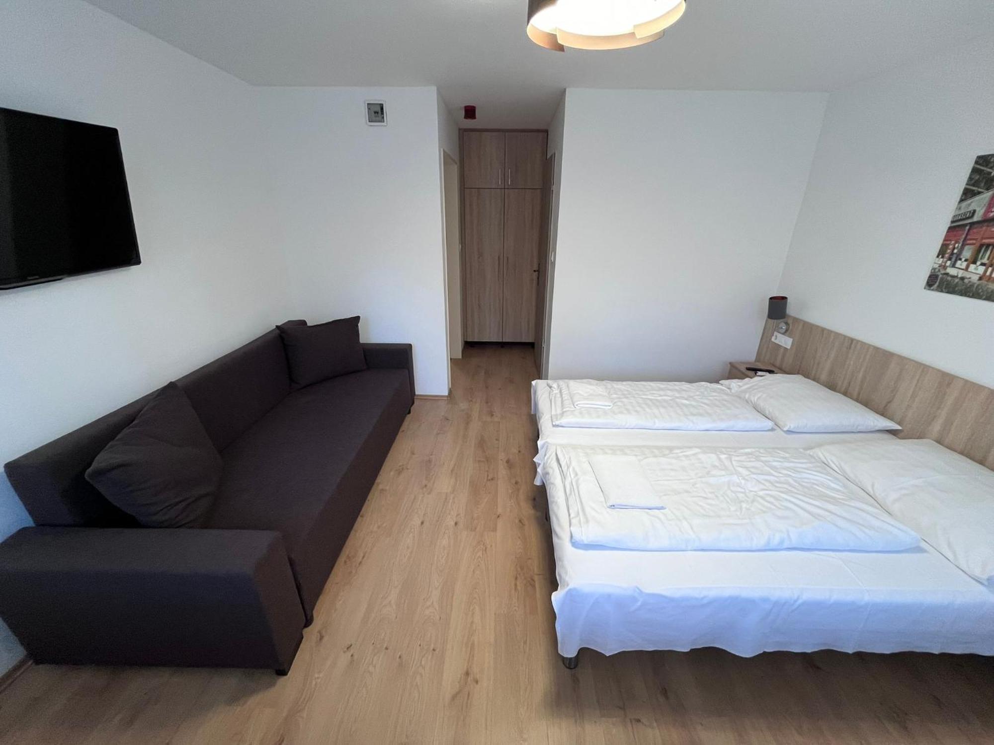 Majus 1 Vendeghaz - Torony Hotel ภายนอก รูปภาพ