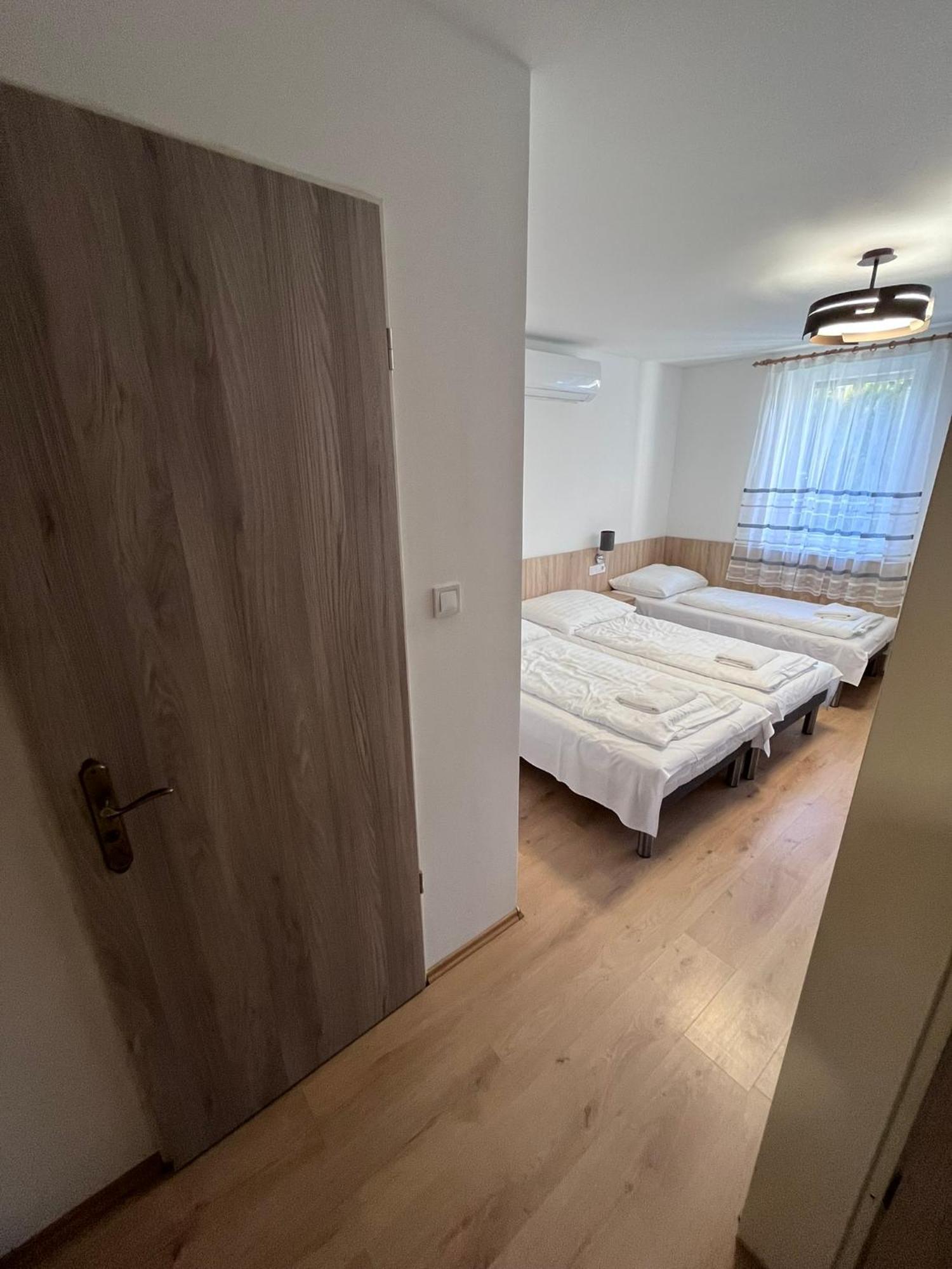 Majus 1 Vendeghaz - Torony Hotel ภายนอก รูปภาพ