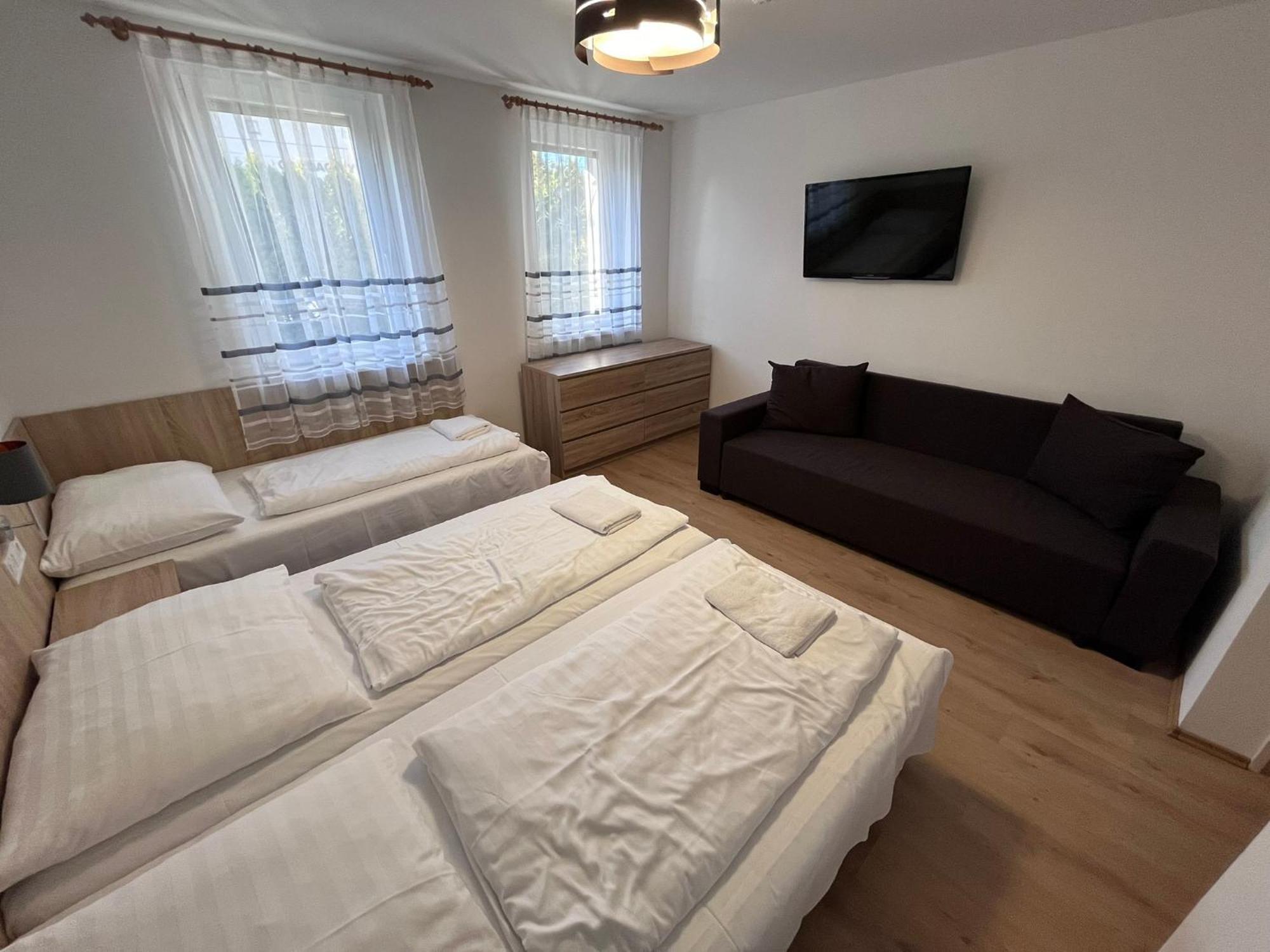 Majus 1 Vendeghaz - Torony Hotel ภายนอก รูปภาพ