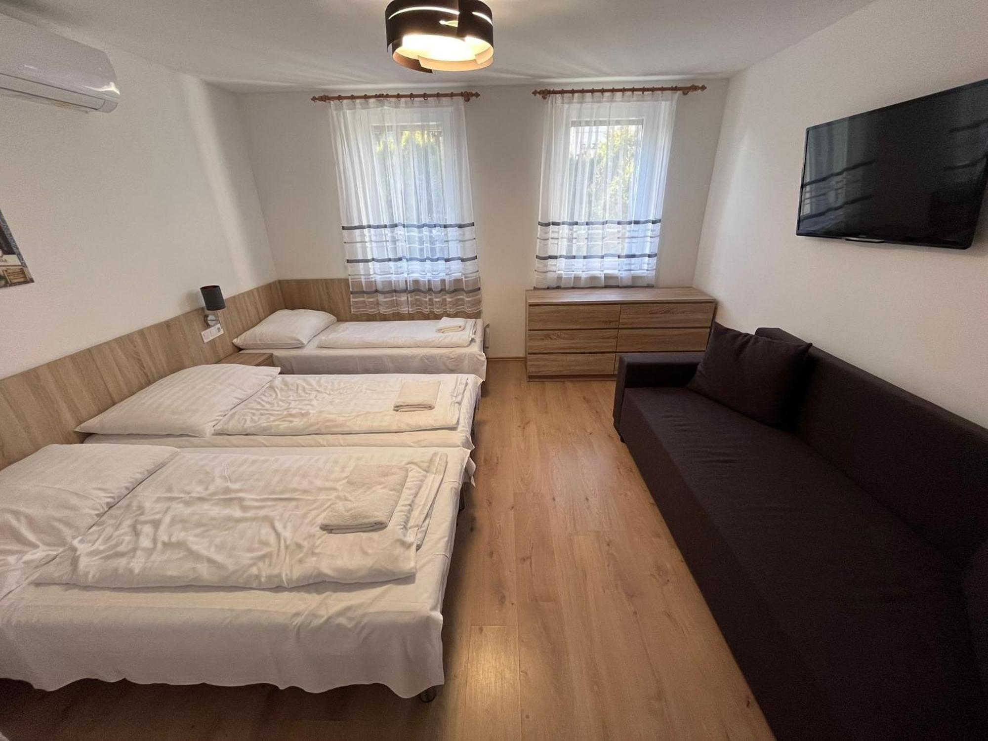 Majus 1 Vendeghaz - Torony Hotel ภายนอก รูปภาพ
