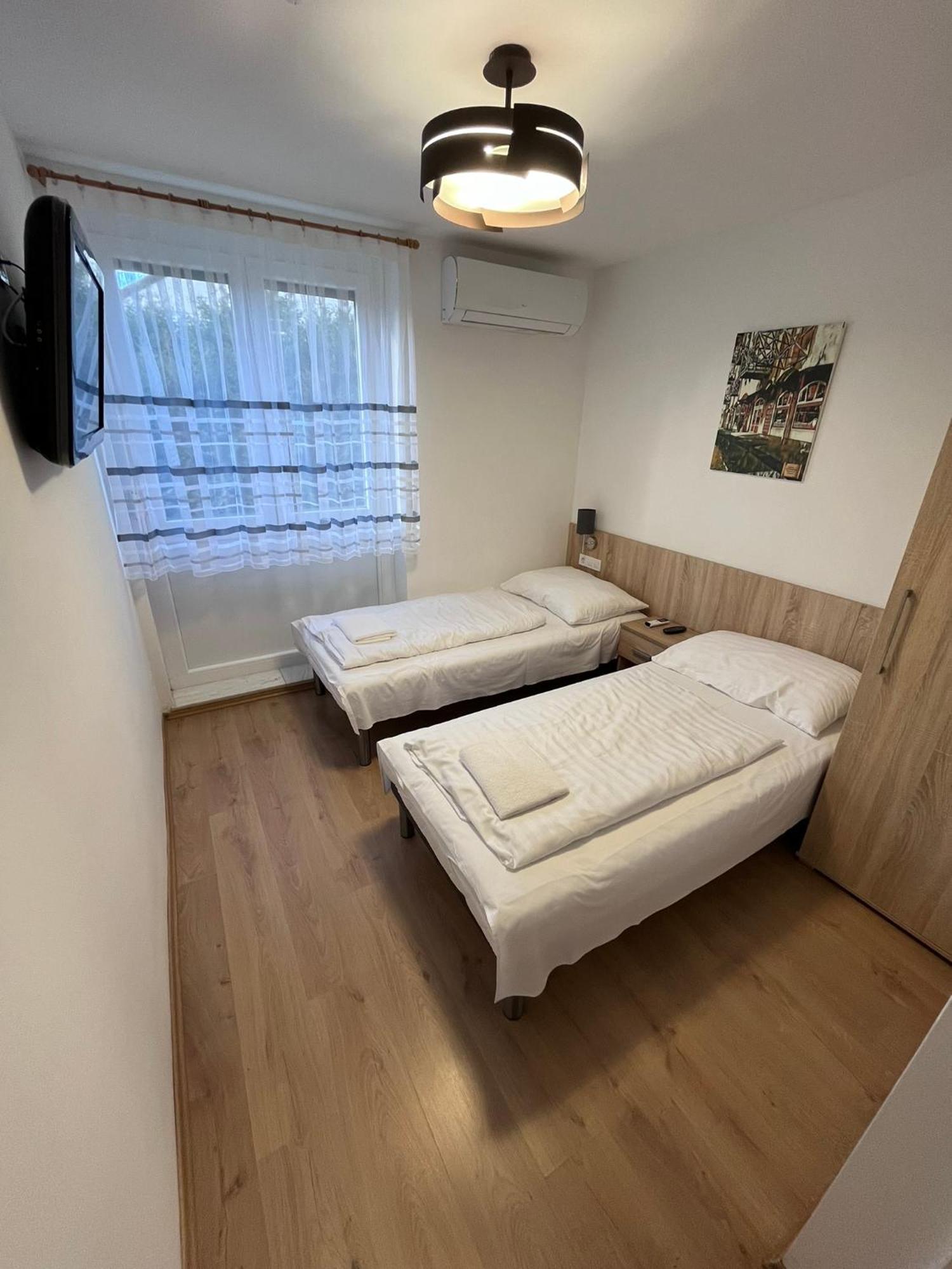 Majus 1 Vendeghaz - Torony Hotel ภายนอก รูปภาพ
