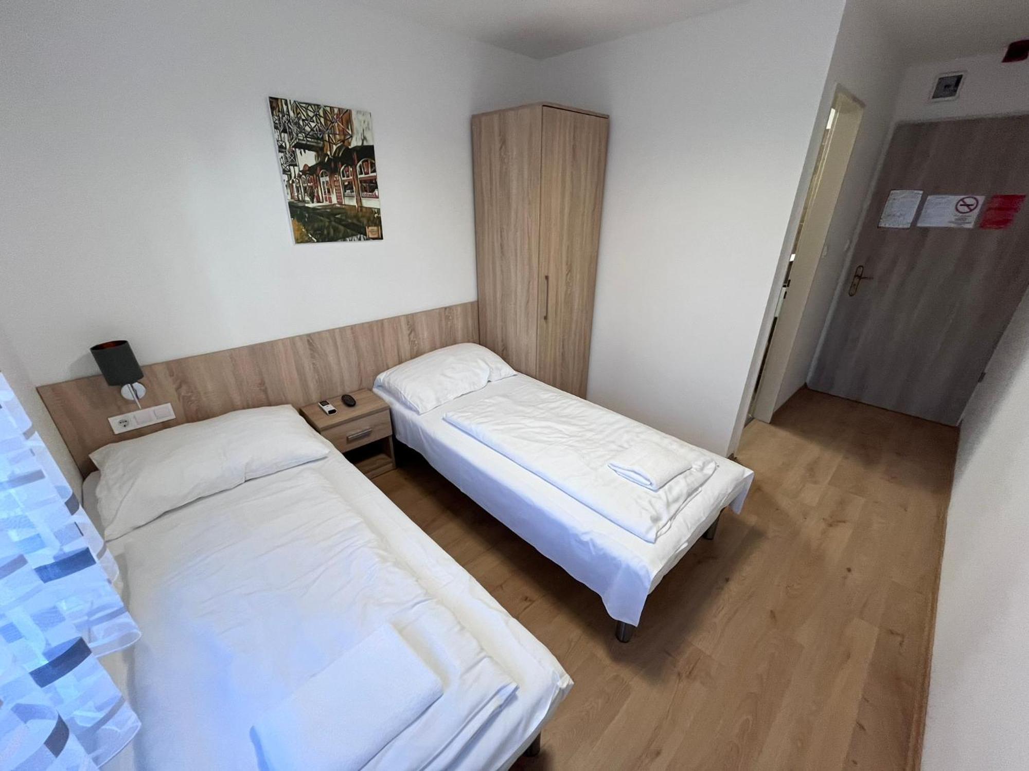 Majus 1 Vendeghaz - Torony Hotel ภายนอก รูปภาพ