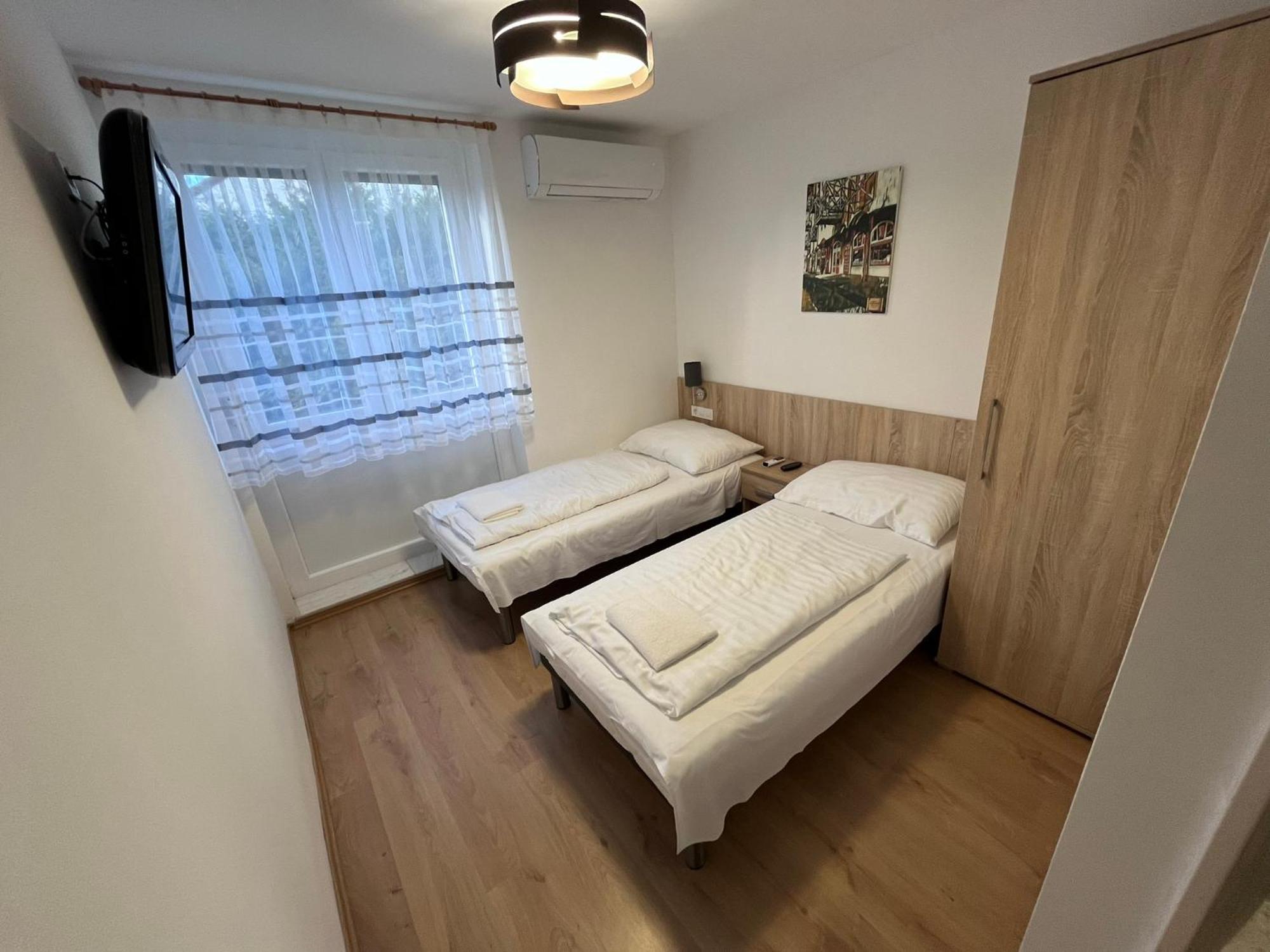 Majus 1 Vendeghaz - Torony Hotel ภายนอก รูปภาพ