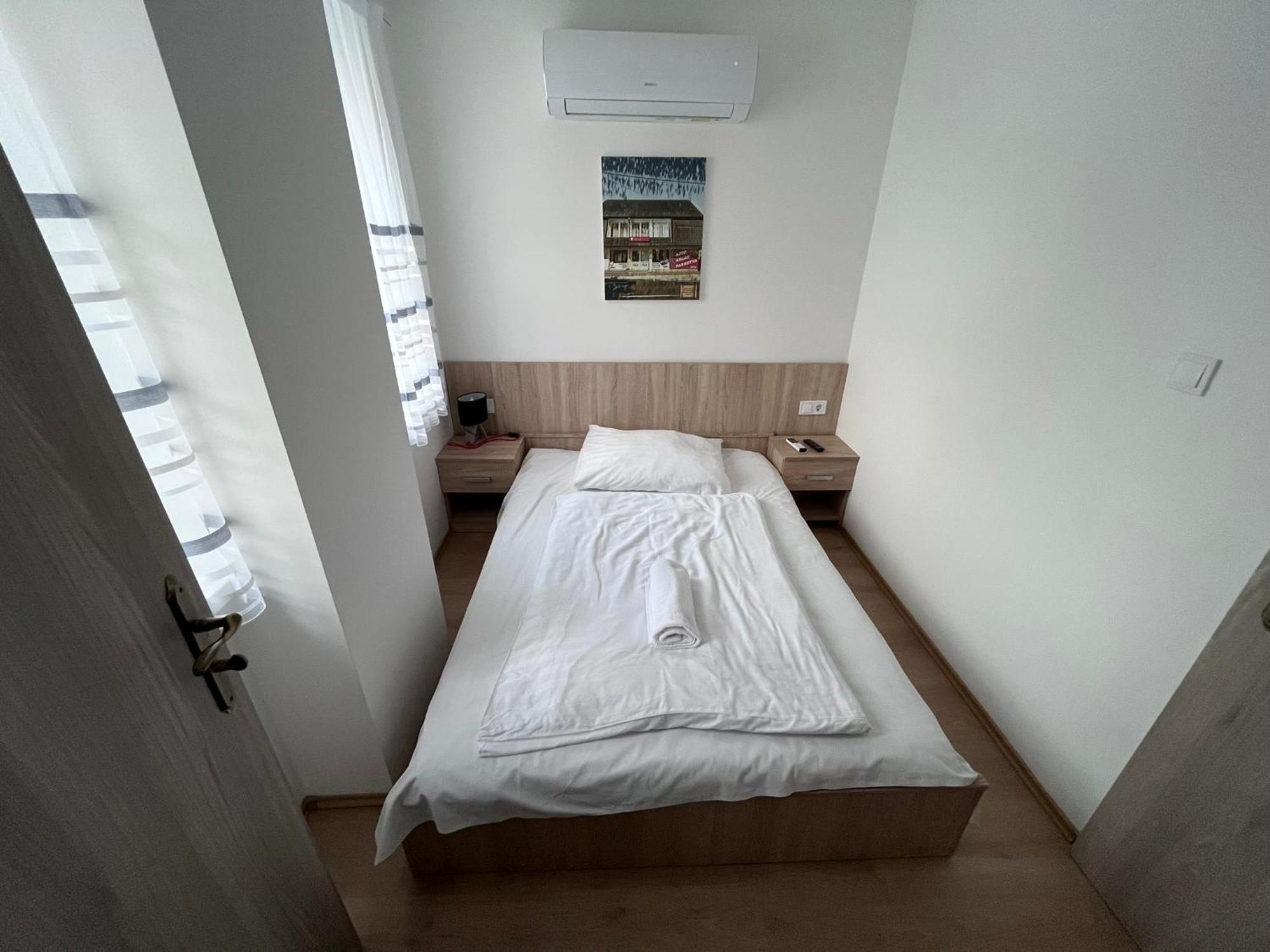 Majus 1 Vendeghaz - Torony Hotel ภายนอก รูปภาพ
