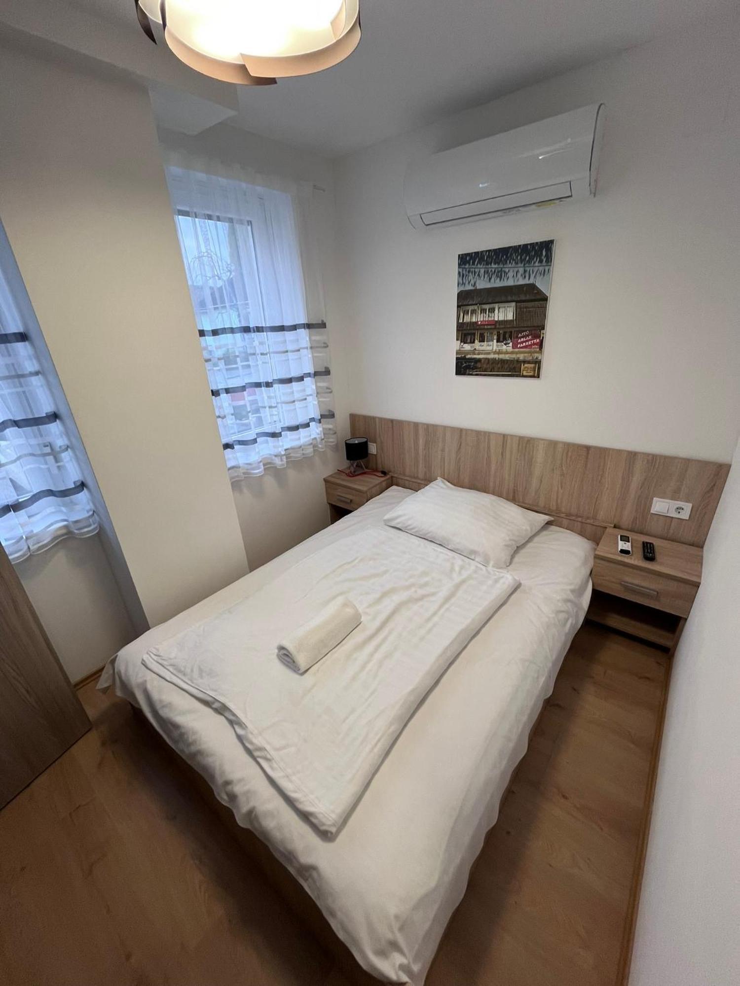 Majus 1 Vendeghaz - Torony Hotel ภายนอก รูปภาพ