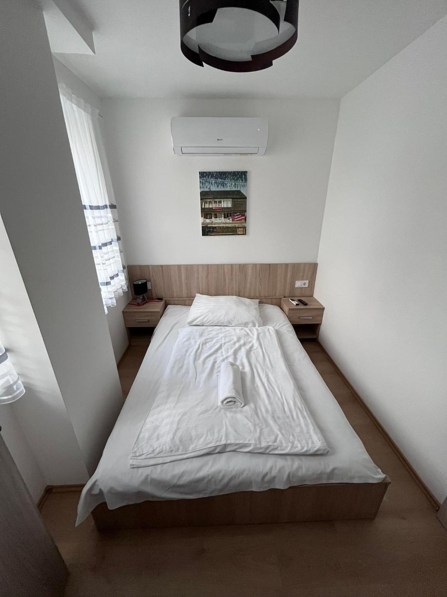 Majus 1 Vendeghaz - Torony Hotel ภายนอก รูปภาพ