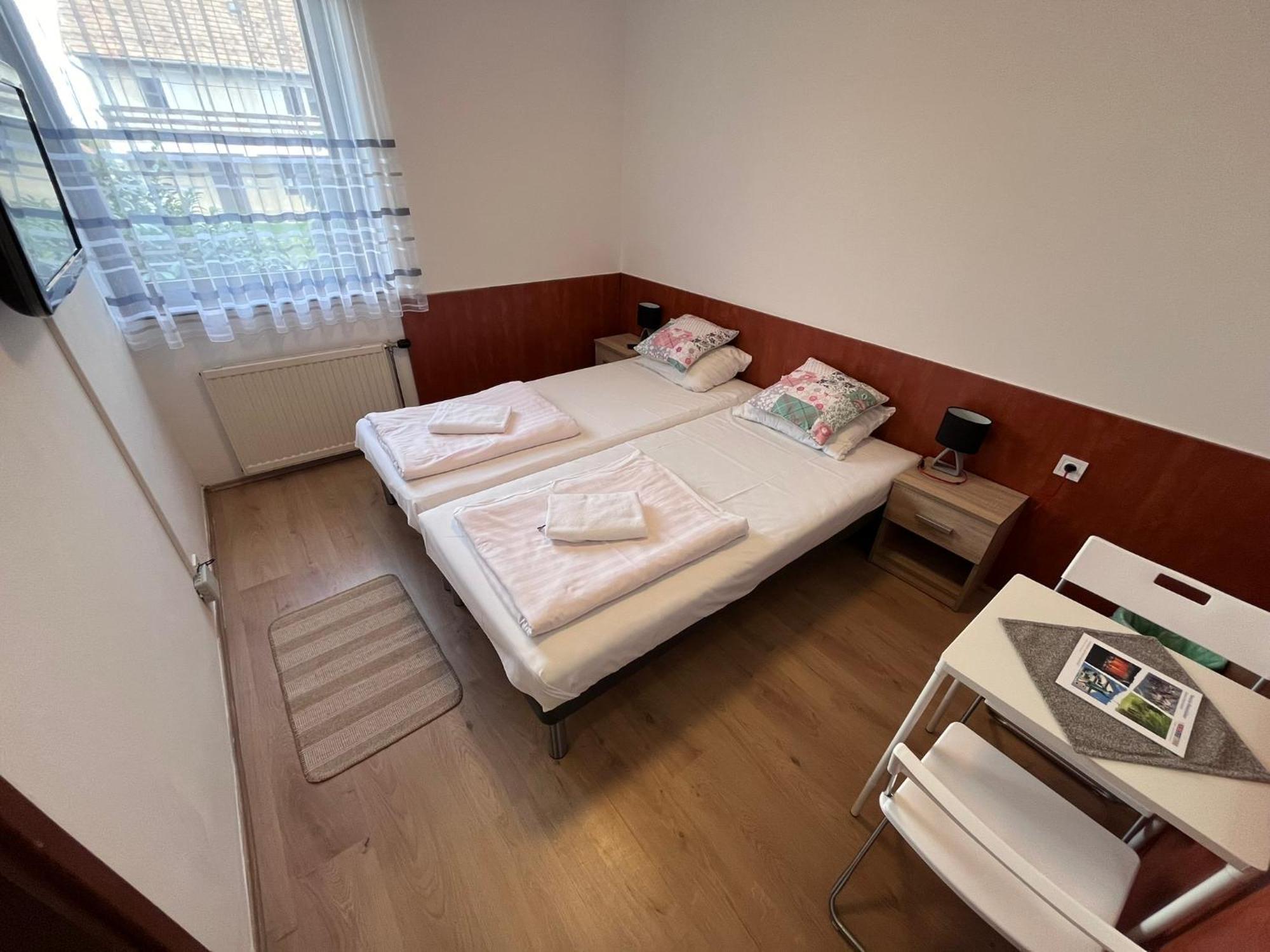 Majus 1 Vendeghaz - Torony Hotel ภายนอก รูปภาพ