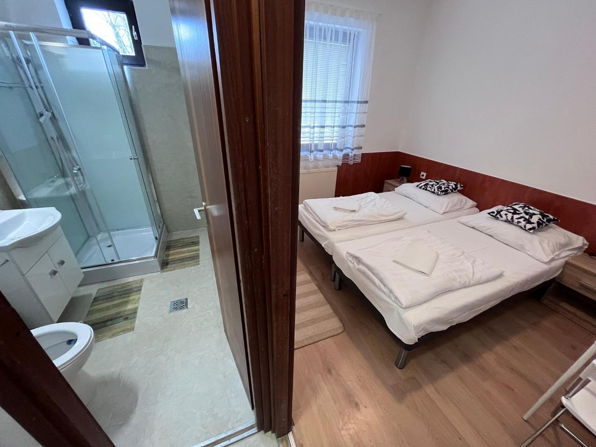 Majus 1 Vendeghaz - Torony Hotel ภายนอก รูปภาพ