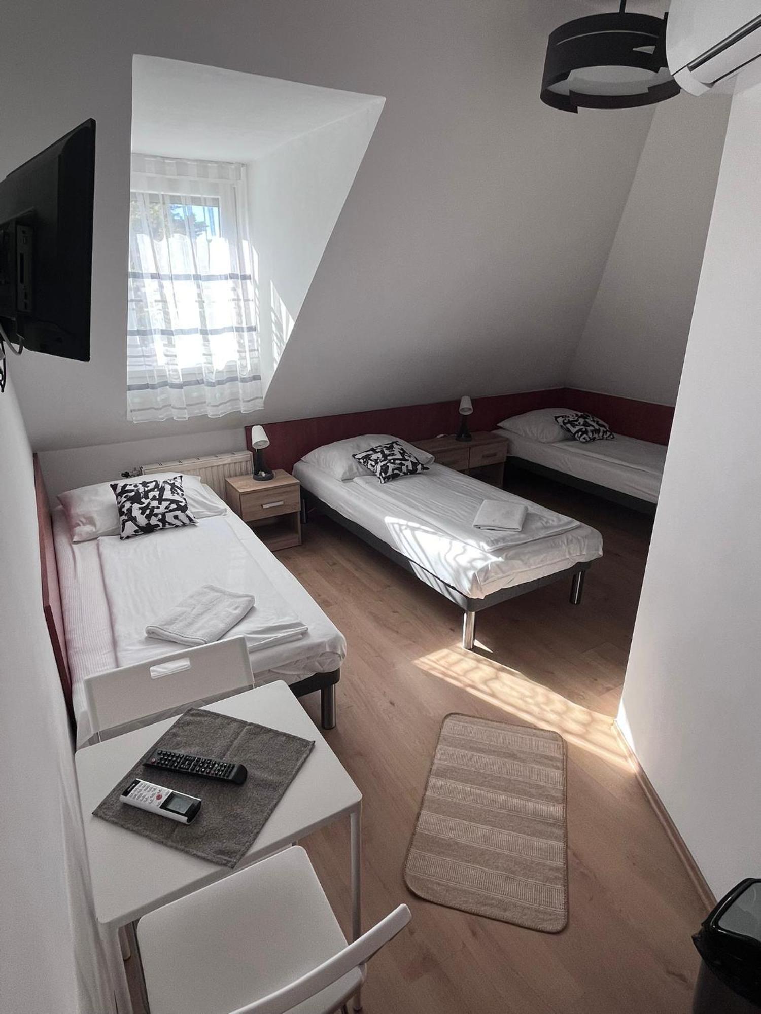 Majus 1 Vendeghaz - Torony Hotel ภายนอก รูปภาพ