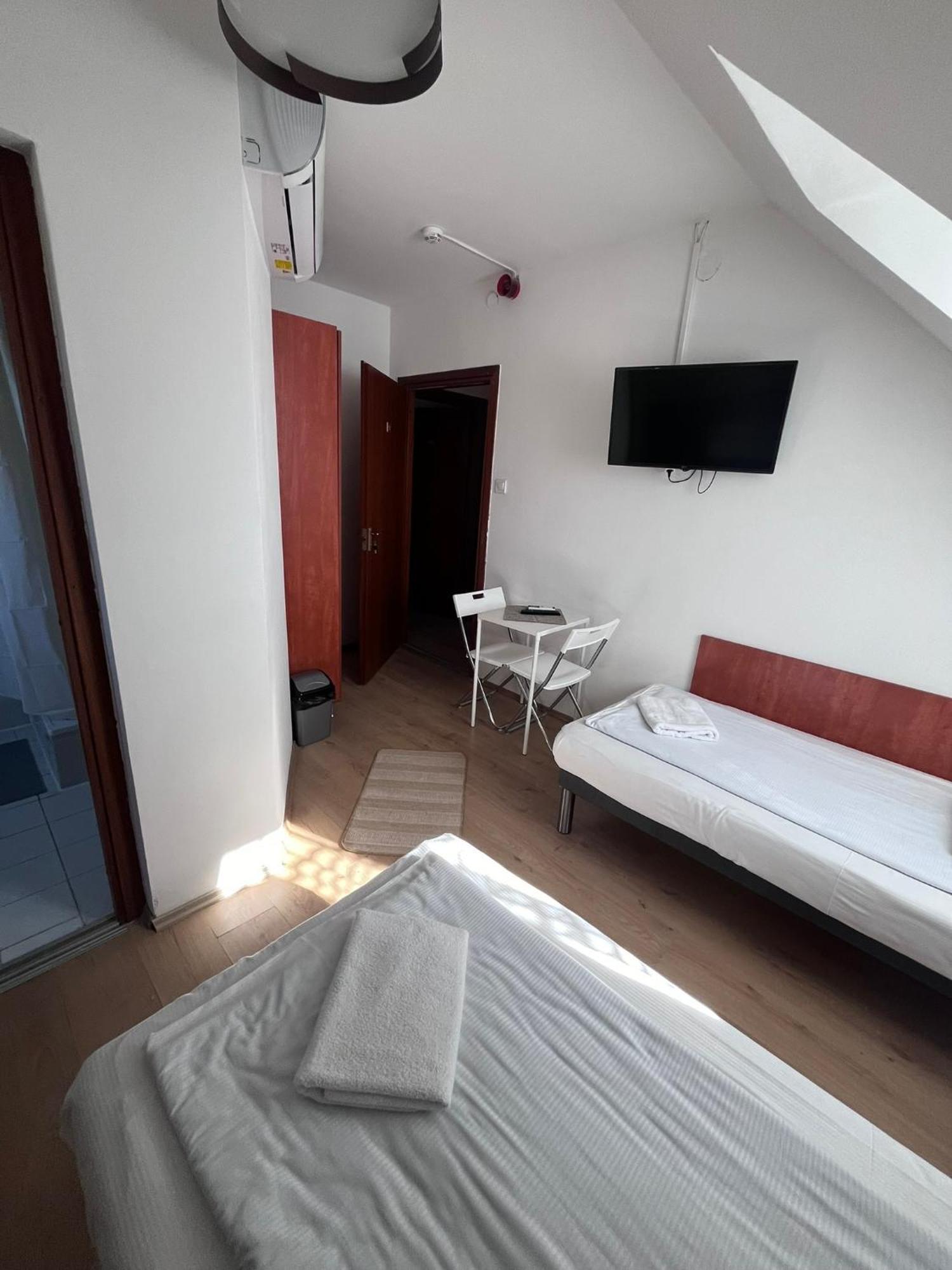 Majus 1 Vendeghaz - Torony Hotel ภายนอก รูปภาพ
