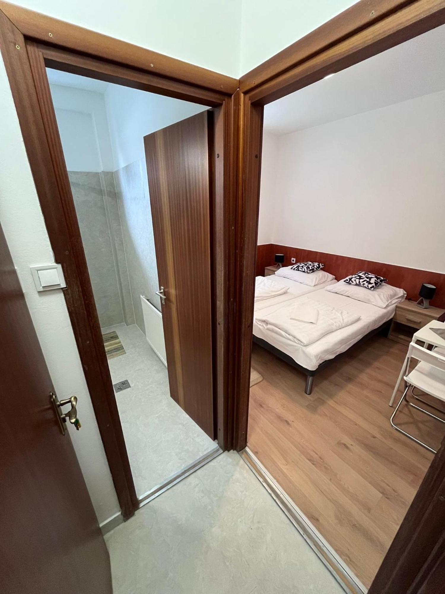 Majus 1 Vendeghaz - Torony Hotel ภายนอก รูปภาพ