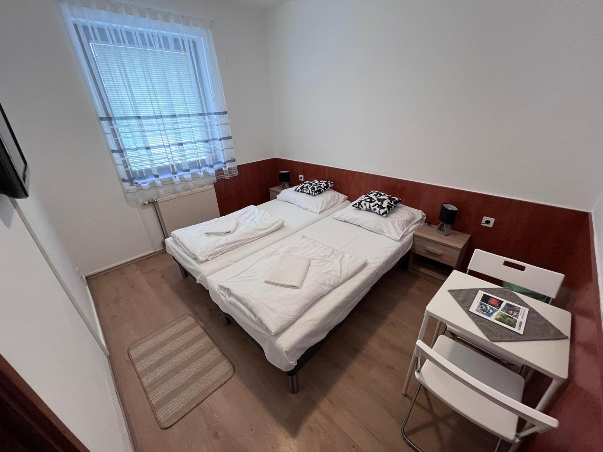 Majus 1 Vendeghaz - Torony Hotel ภายนอก รูปภาพ