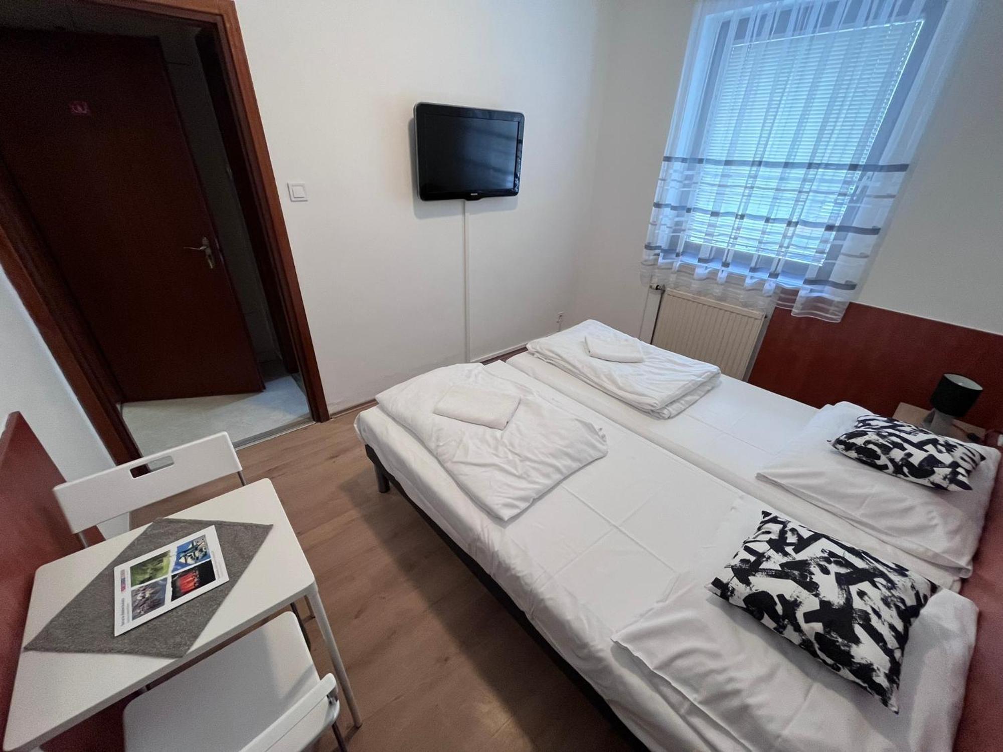 Majus 1 Vendeghaz - Torony Hotel ภายนอก รูปภาพ