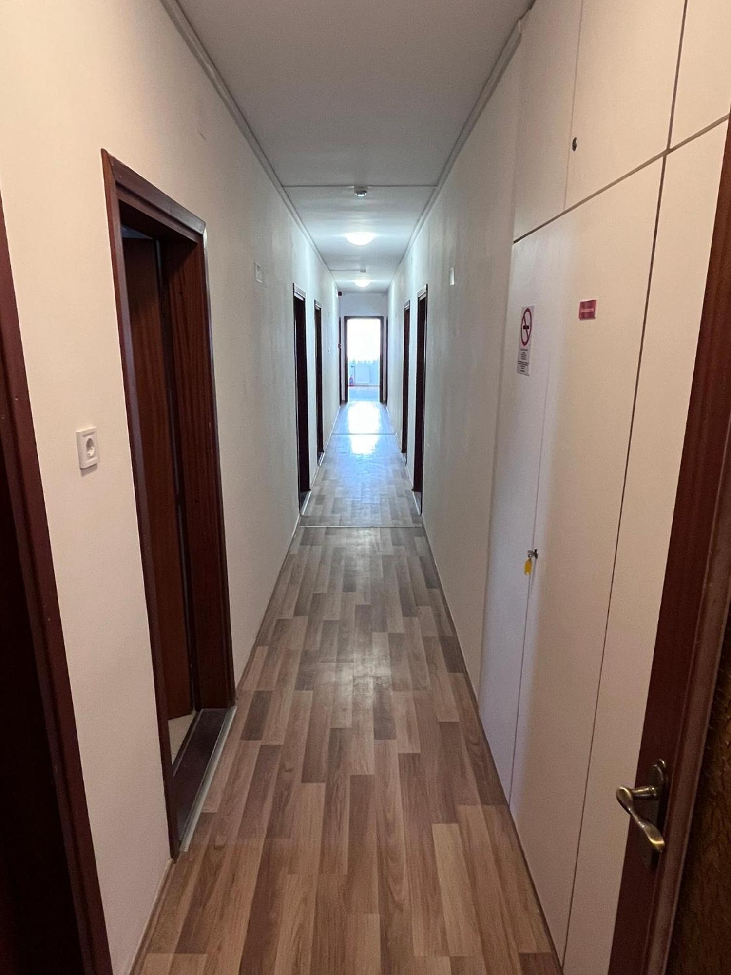 Majus 1 Vendeghaz - Torony Hotel ภายนอก รูปภาพ