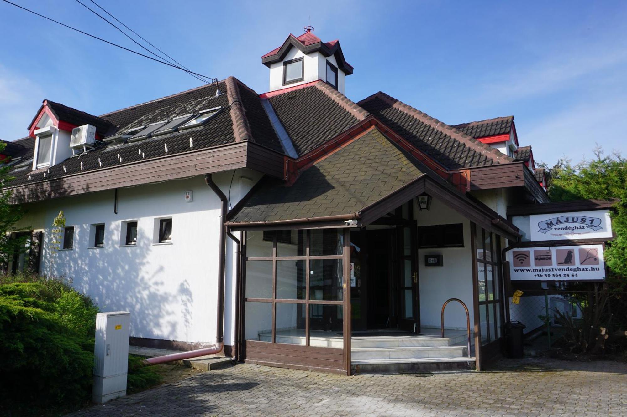 Majus 1 Vendeghaz - Torony Hotel ภายนอก รูปภาพ