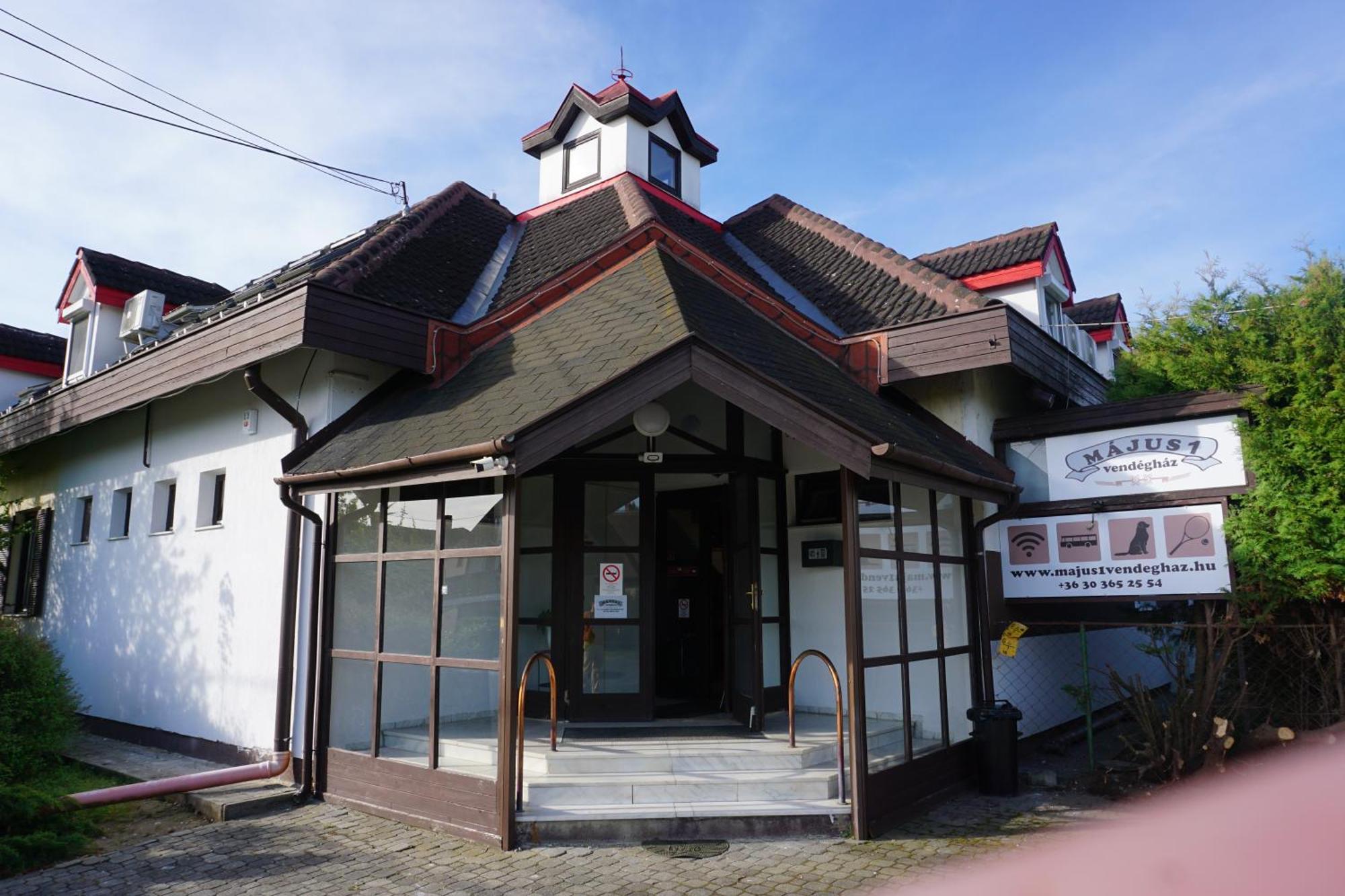 Majus 1 Vendeghaz - Torony Hotel ภายนอก รูปภาพ