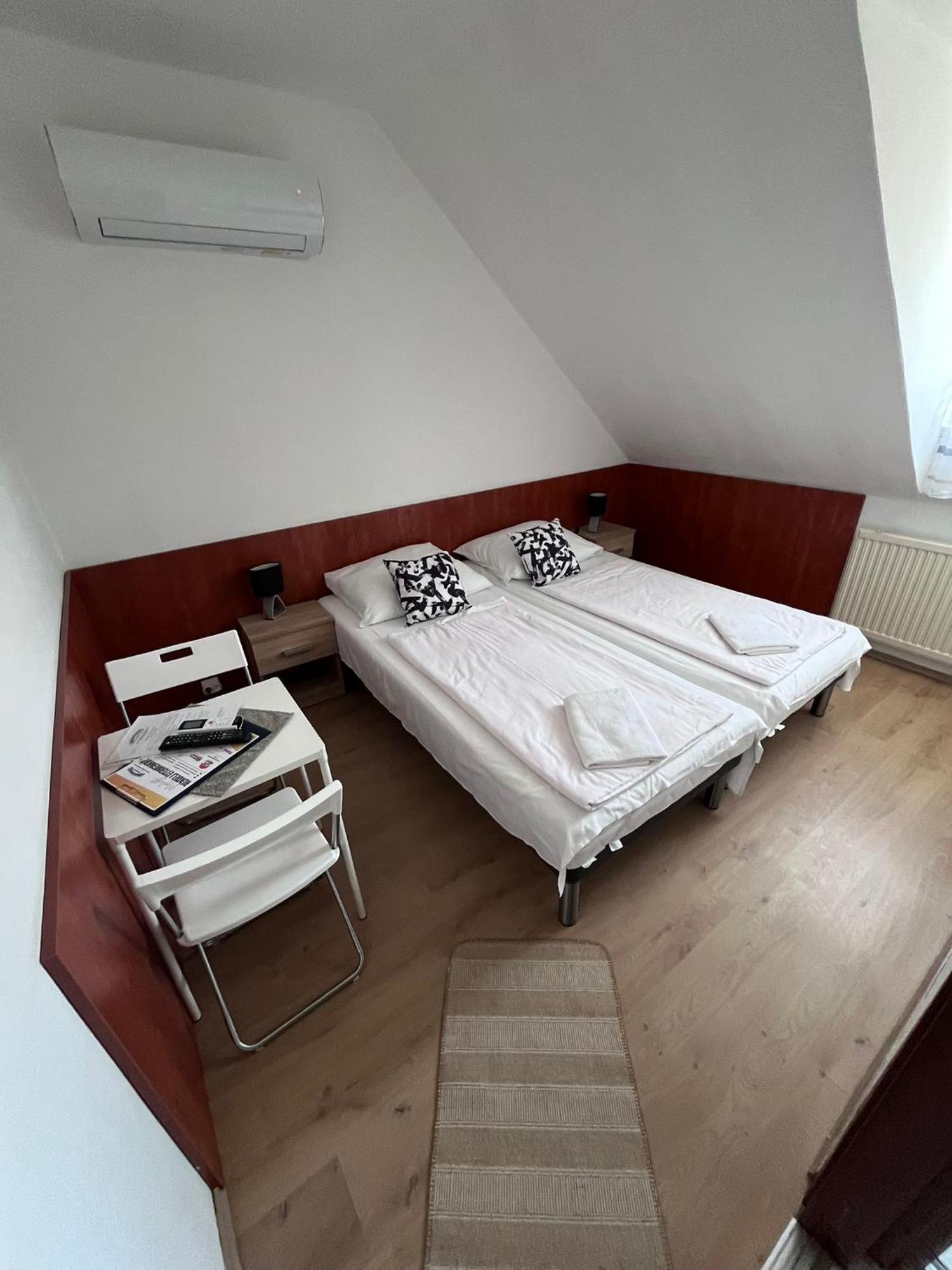 Majus 1 Vendeghaz - Torony Hotel ภายนอก รูปภาพ