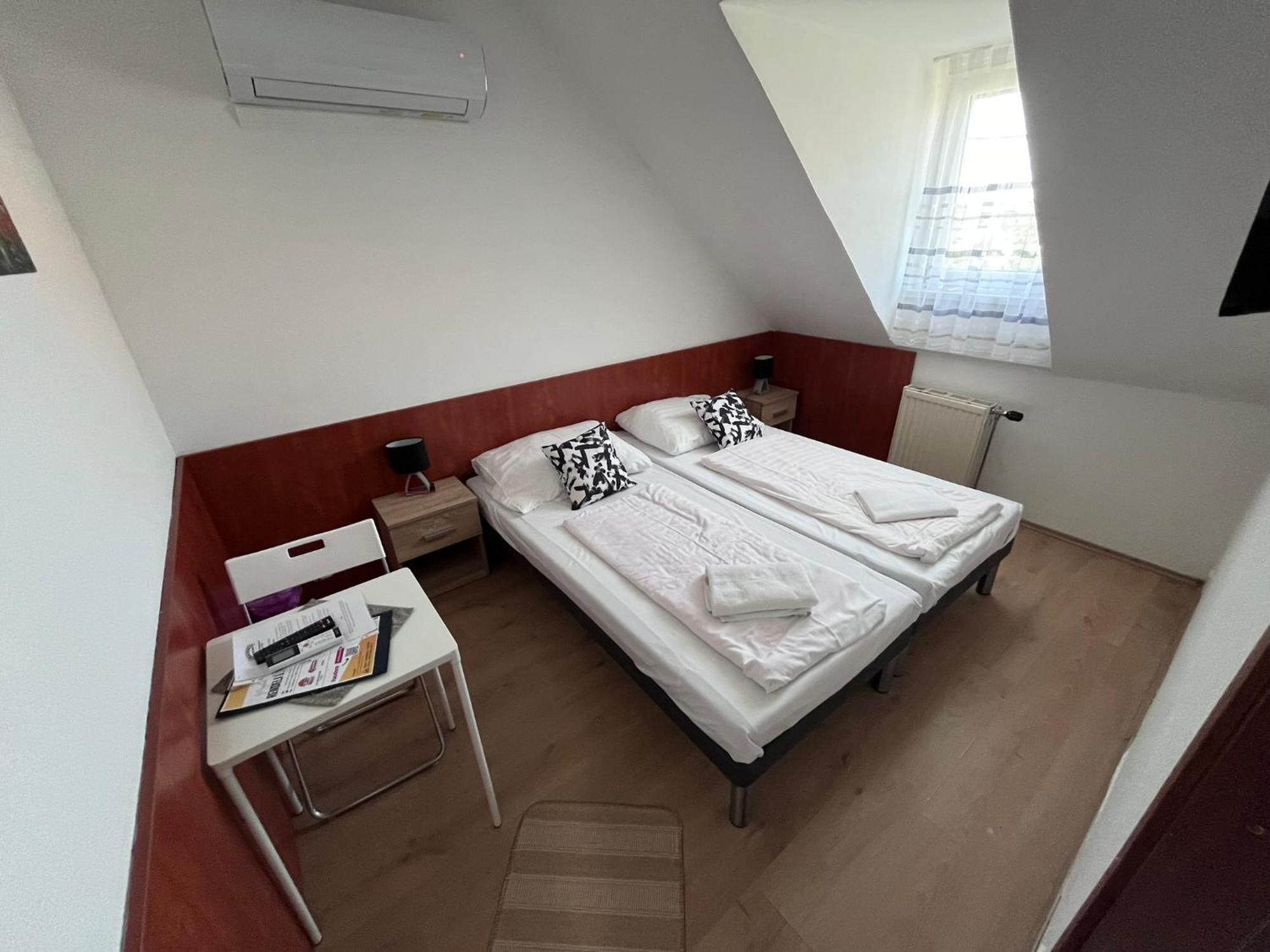 Majus 1 Vendeghaz - Torony Hotel ภายนอก รูปภาพ