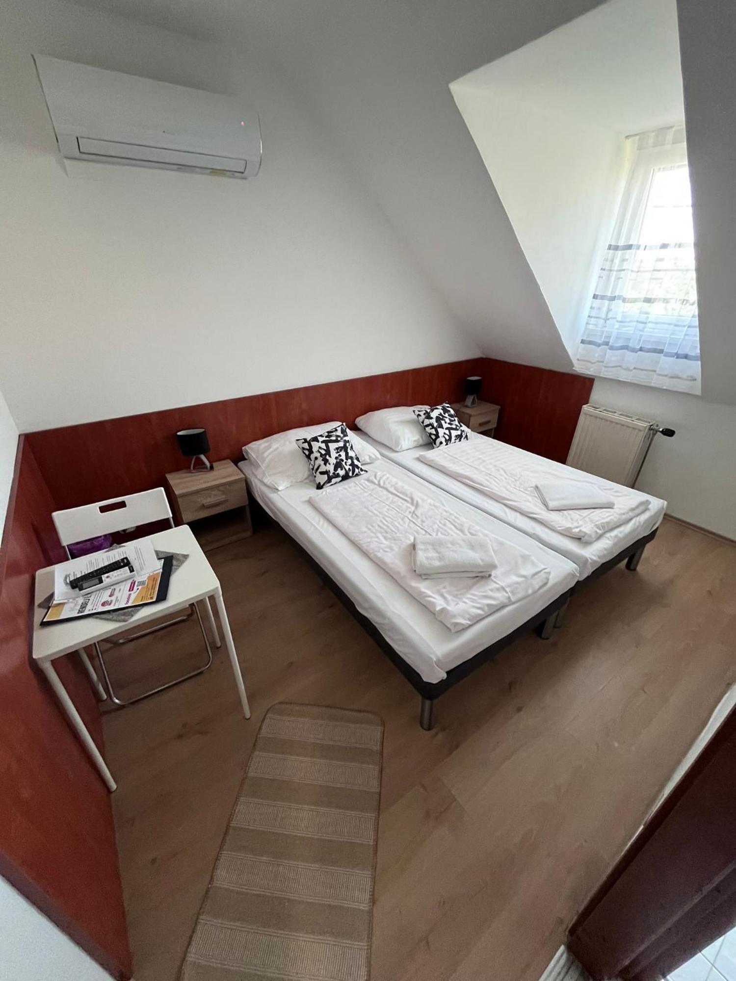 Majus 1 Vendeghaz - Torony Hotel ภายนอก รูปภาพ