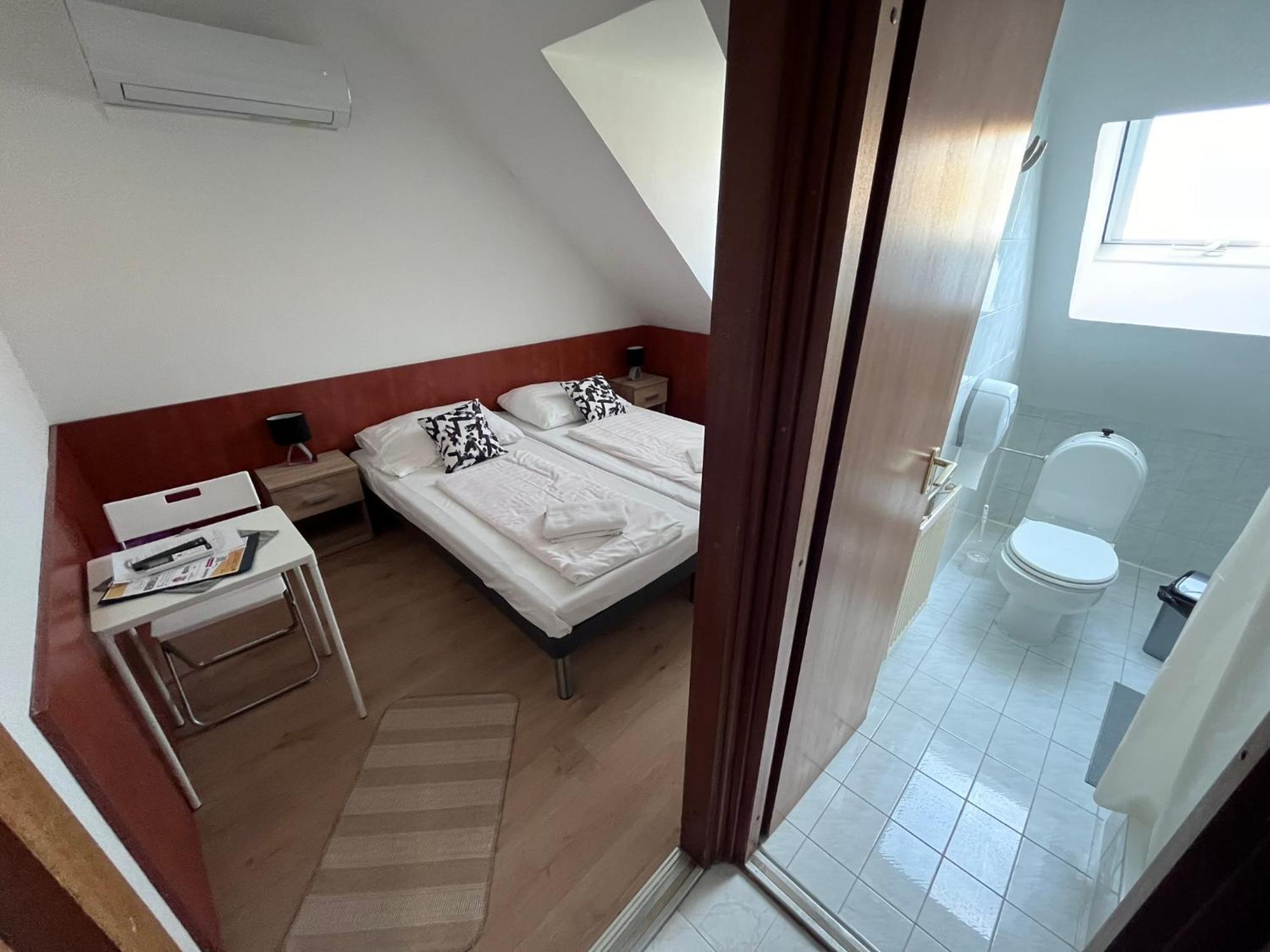 Majus 1 Vendeghaz - Torony Hotel ภายนอก รูปภาพ