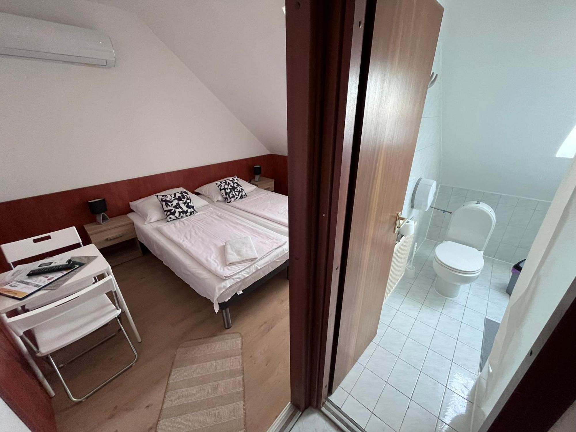 Majus 1 Vendeghaz - Torony Hotel ภายนอก รูปภาพ
