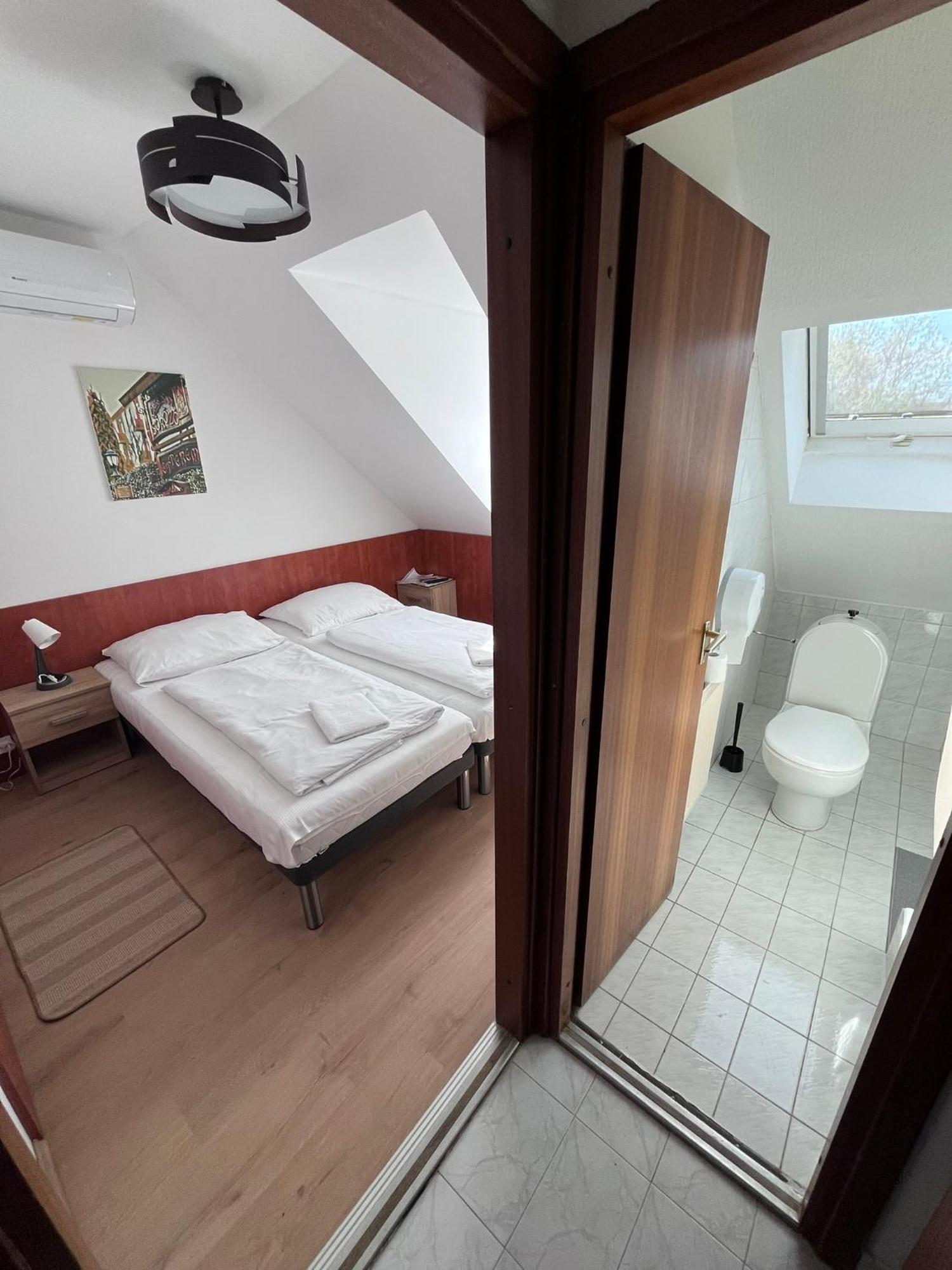 Majus 1 Vendeghaz - Torony Hotel ภายนอก รูปภาพ