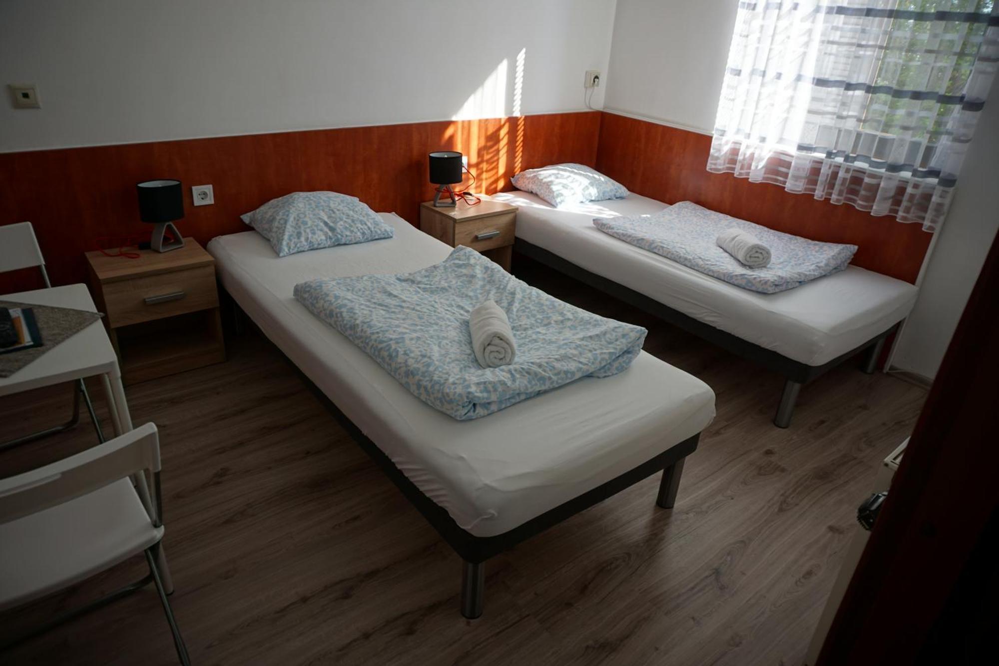 Majus 1 Vendeghaz - Torony Hotel ภายนอก รูปภาพ