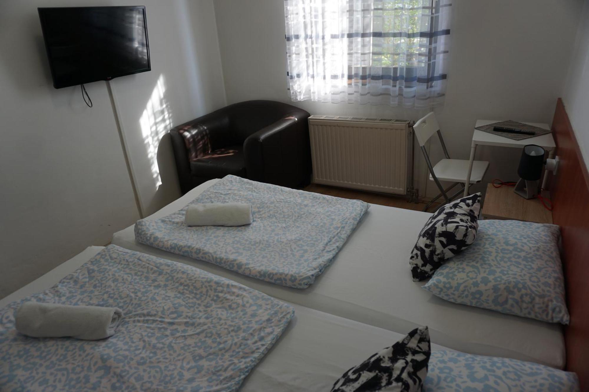 Majus 1 Vendeghaz - Torony Hotel ภายนอก รูปภาพ