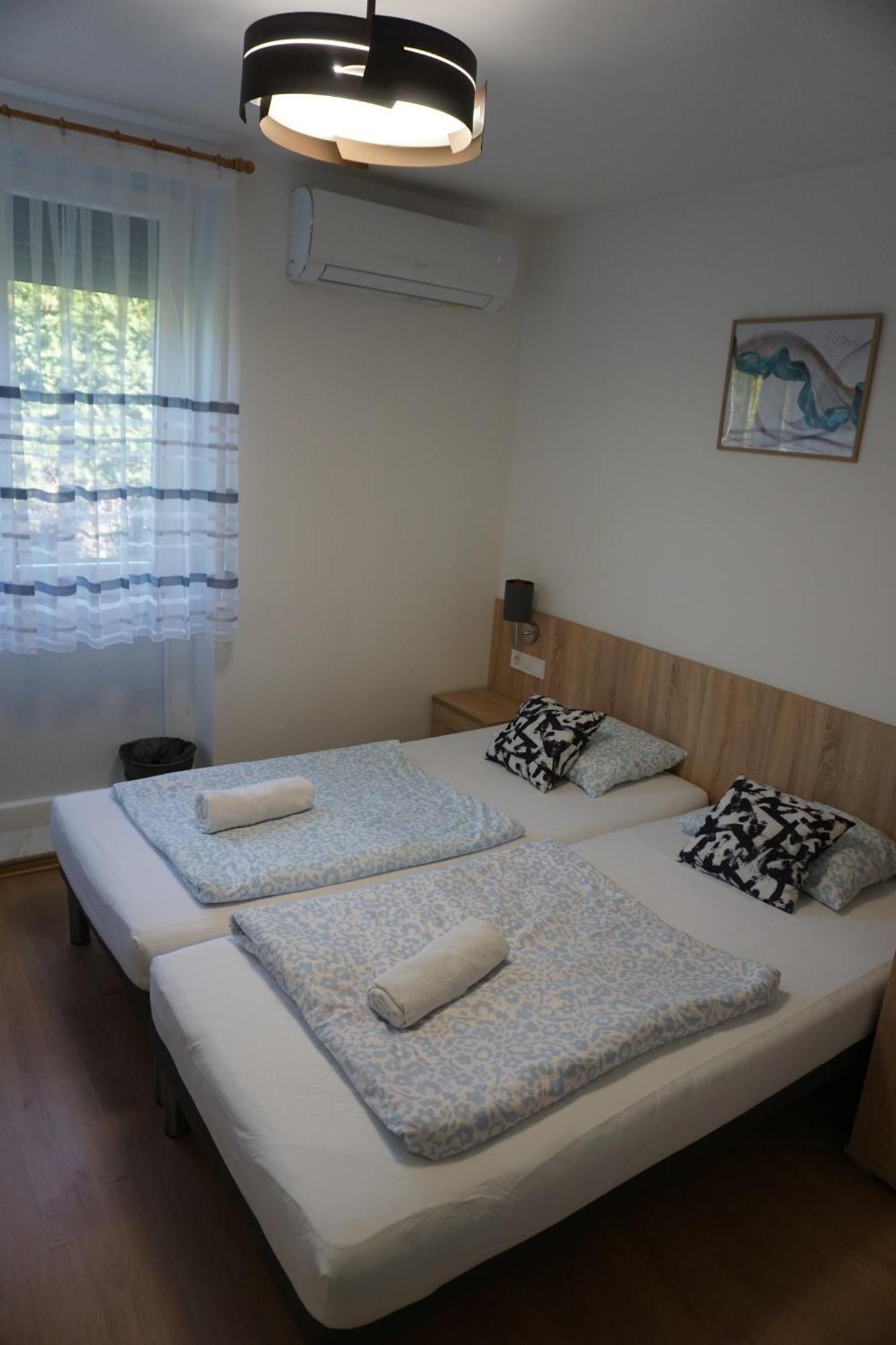 Majus 1 Vendeghaz - Torony Hotel ภายนอก รูปภาพ