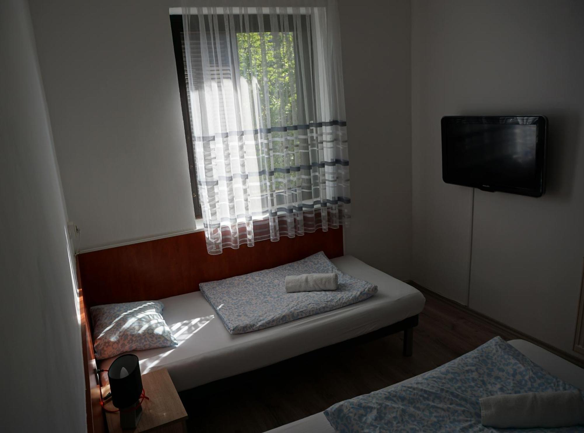 Majus 1 Vendeghaz - Torony Hotel ภายนอก รูปภาพ