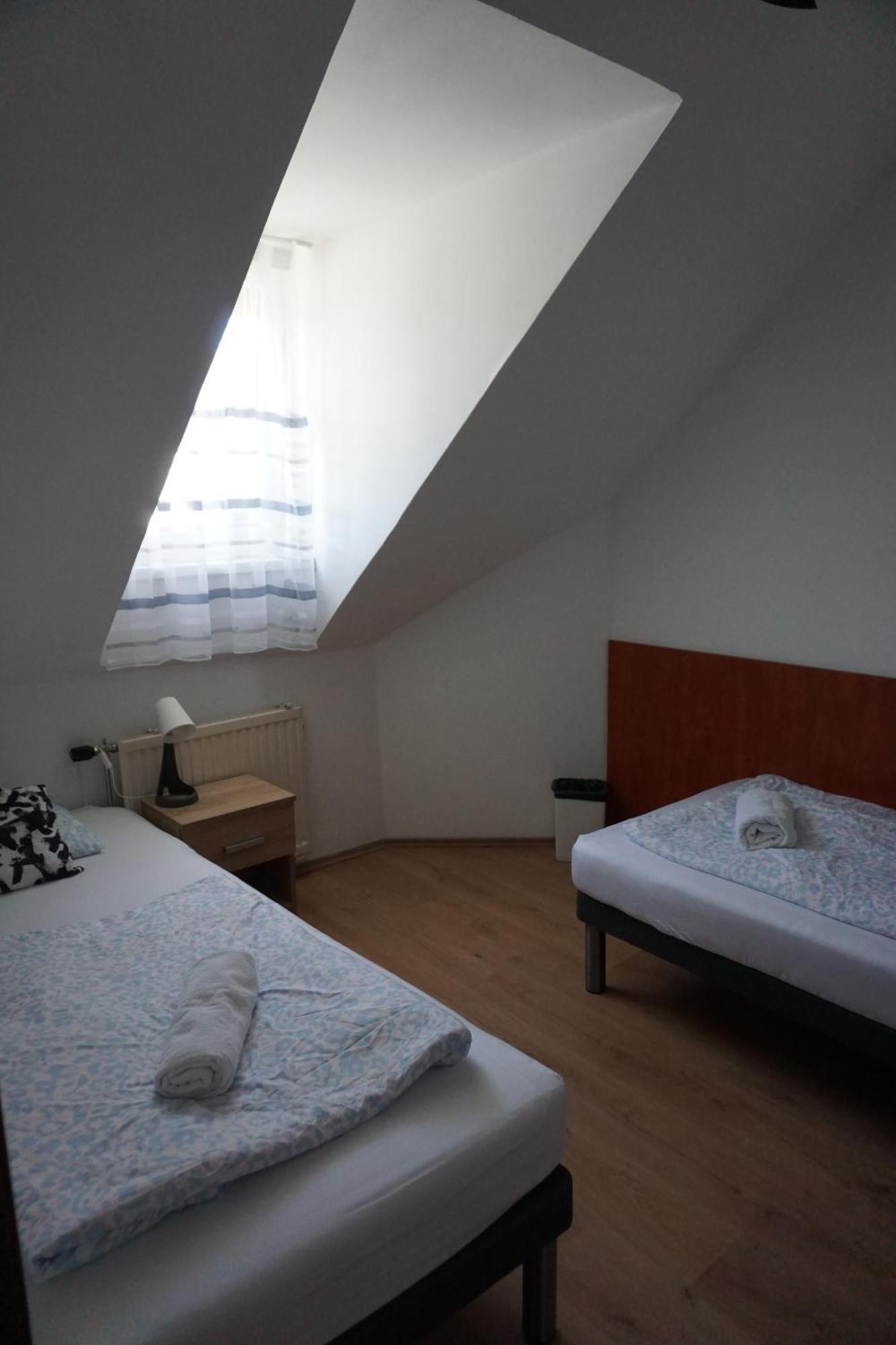 Majus 1 Vendeghaz - Torony Hotel ภายนอก รูปภาพ