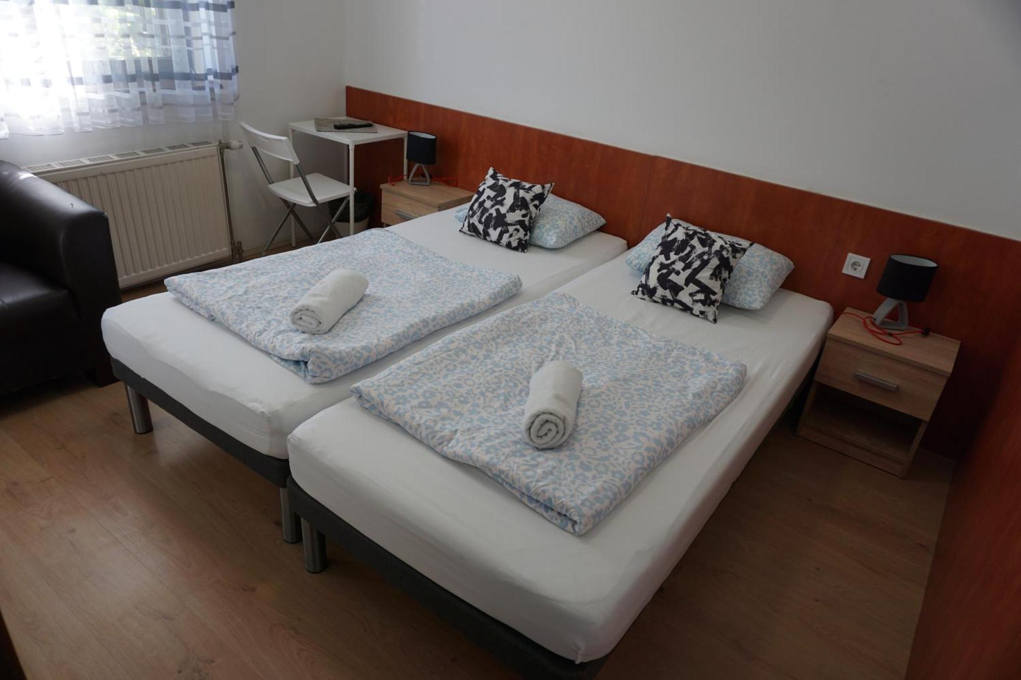 Majus 1 Vendeghaz - Torony Hotel ภายนอก รูปภาพ