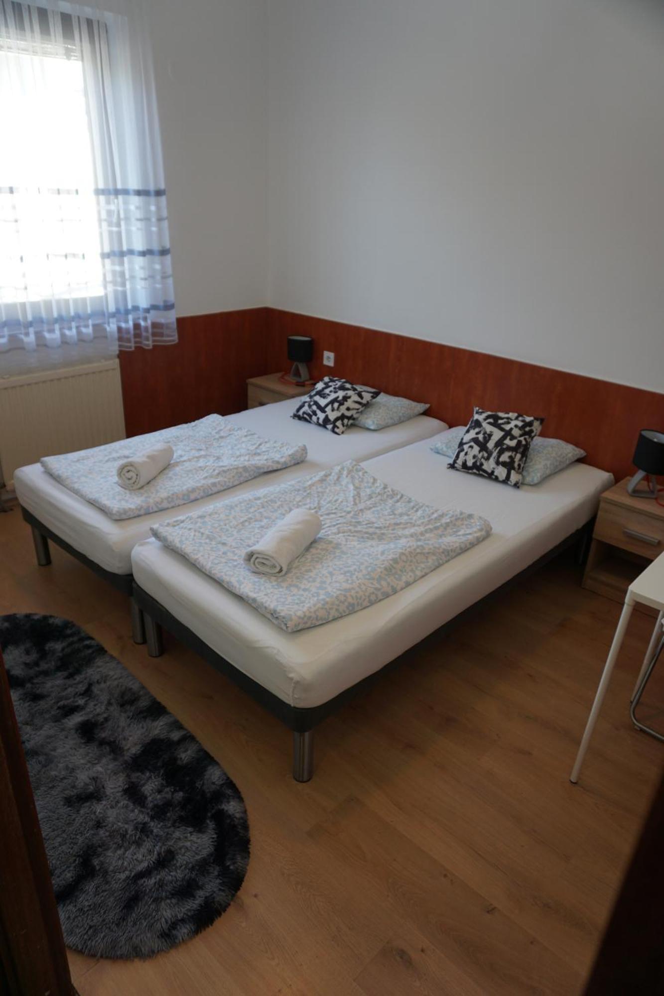 Majus 1 Vendeghaz - Torony Hotel ภายนอก รูปภาพ