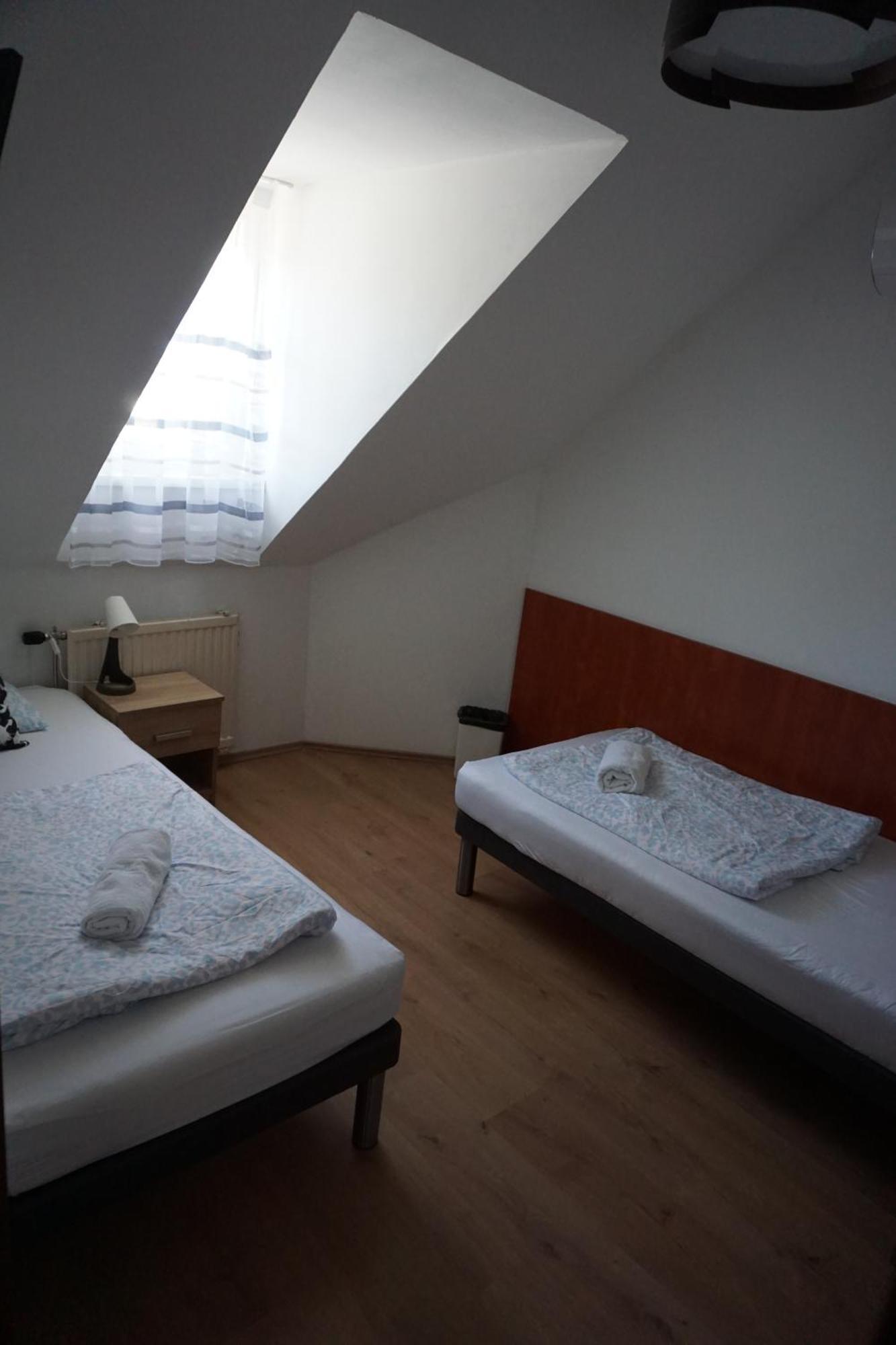 Majus 1 Vendeghaz - Torony Hotel ภายนอก รูปภาพ