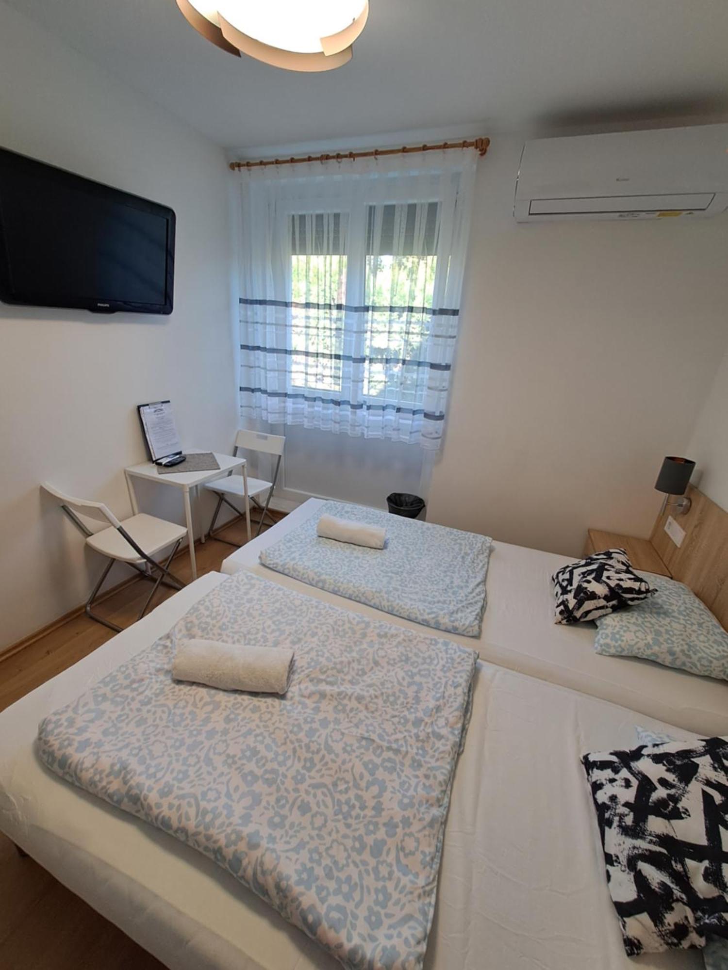 Majus 1 Vendeghaz - Torony Hotel ภายนอก รูปภาพ