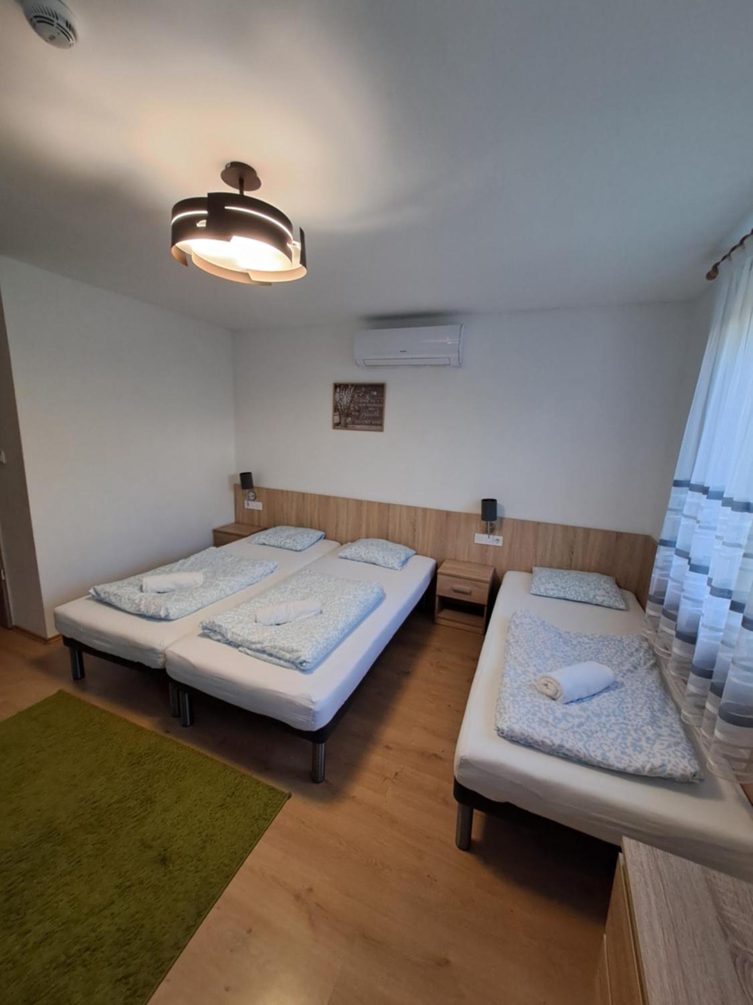 Majus 1 Vendeghaz - Torony Hotel ภายนอก รูปภาพ