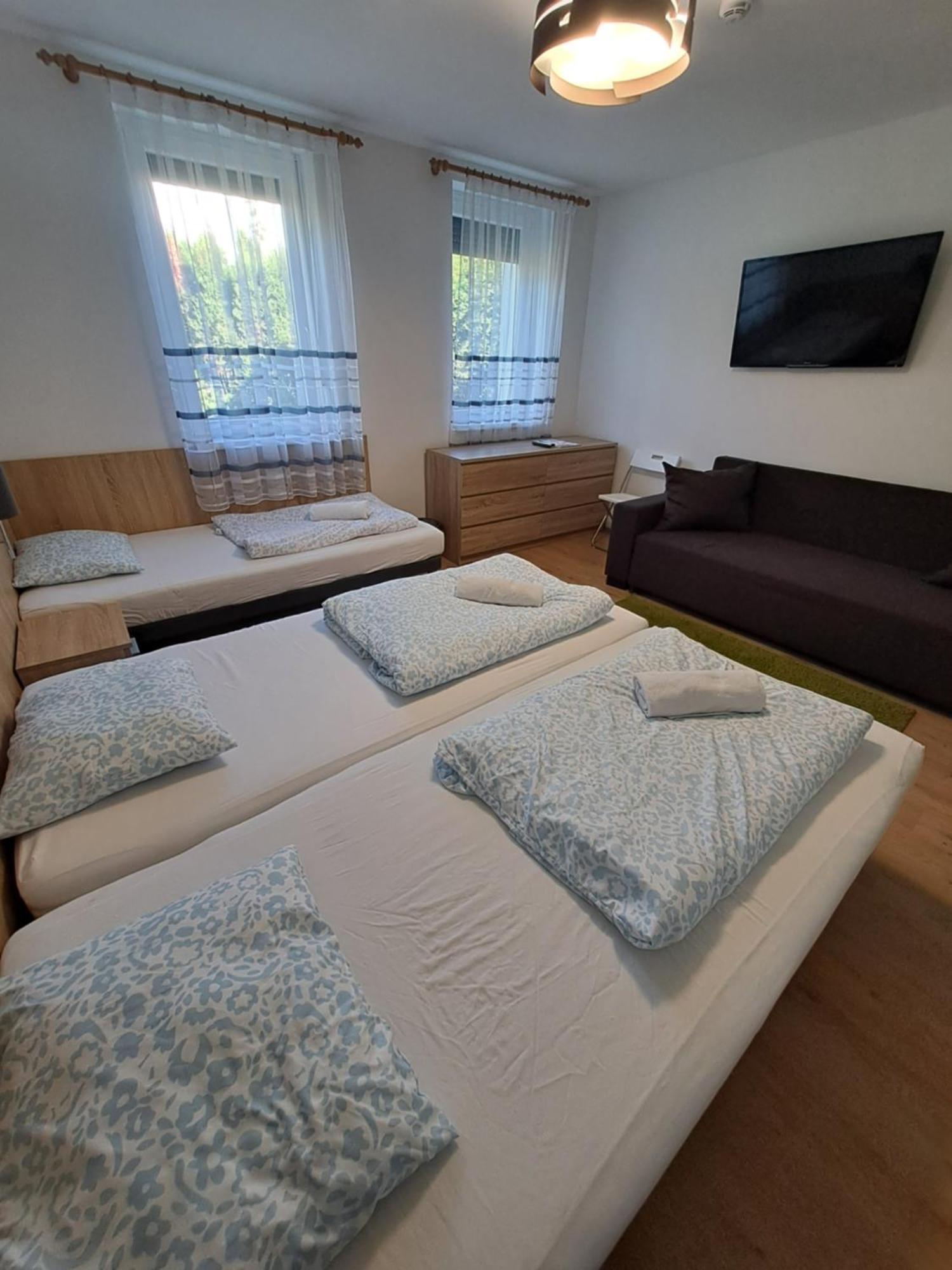 Majus 1 Vendeghaz - Torony Hotel ภายนอก รูปภาพ